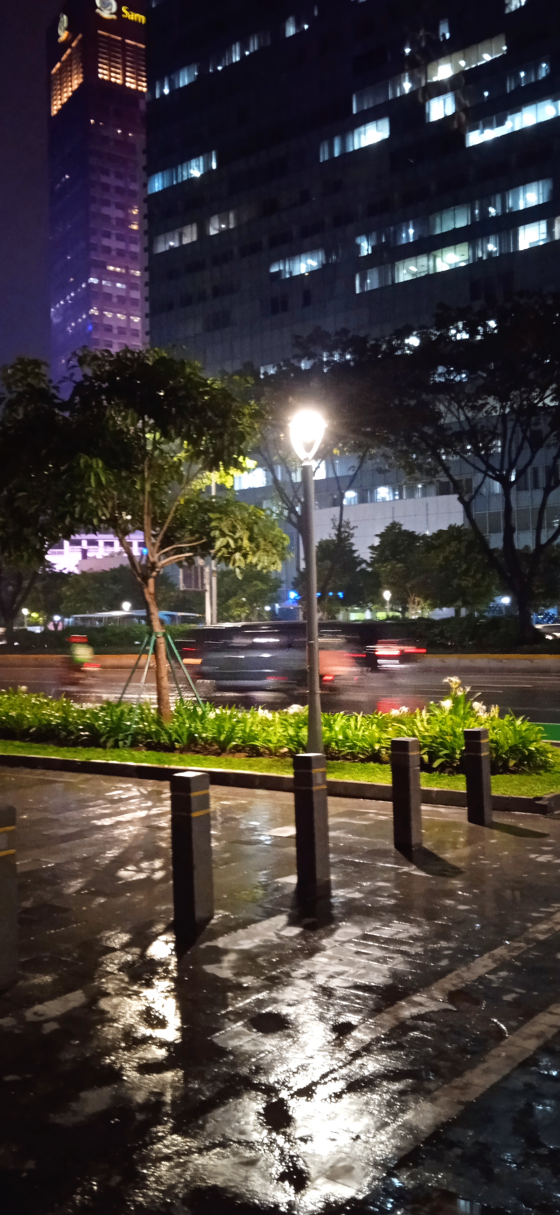 Sidewalk MRT Bendungan Hilir - by Nicolas Julian